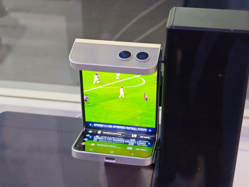 Samsung Displayが展示したAsymmetric Flipの折り曲げ型OLEDの試作機。上下が非対称に折れ曲がる