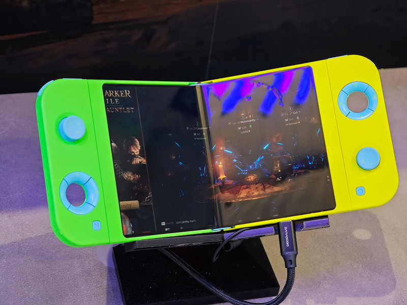 7.2型の折り曲げ可能なOLEDを搭載したポータブルゲーム機の試作機