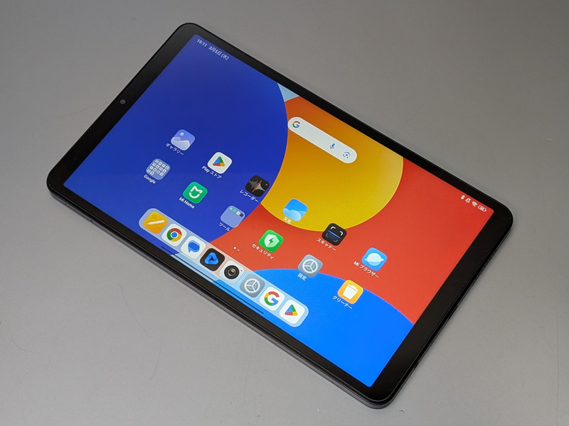 本体外観。前面カメラは短辺側(この写真では左側)にある。アスペクト比は5:3と、Fireよりも若干横長