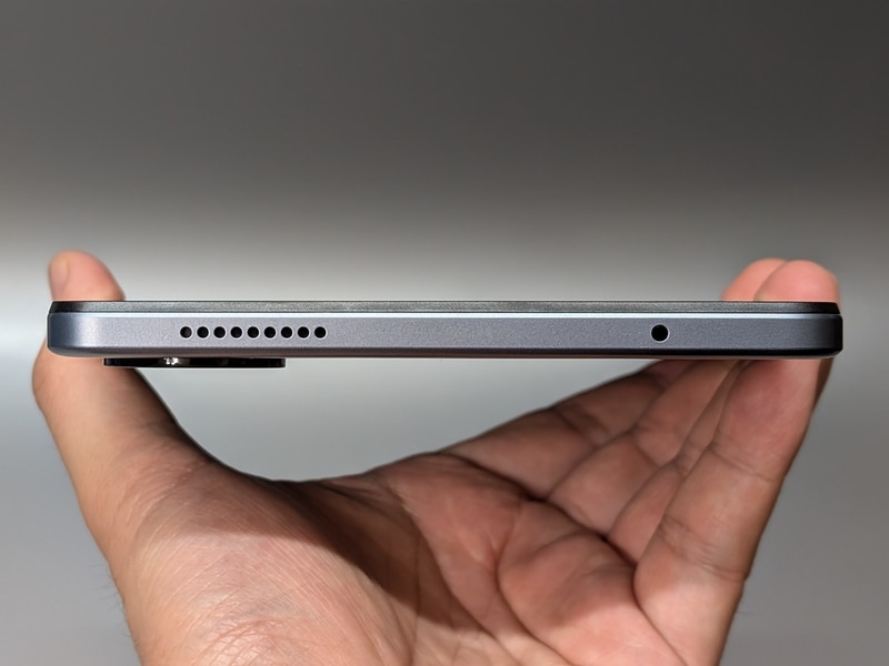 左側面。スピーカーが配置されている