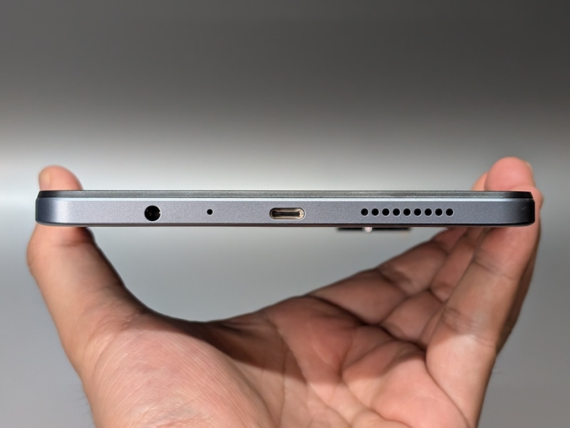 右側面。イヤフォンジャックとUSB Type-Cポート、スピーカーが配置されている