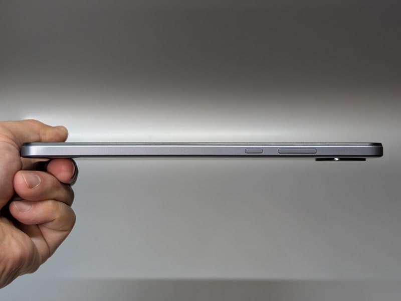 上面。音量ボタンと電源ボタンが配置されている