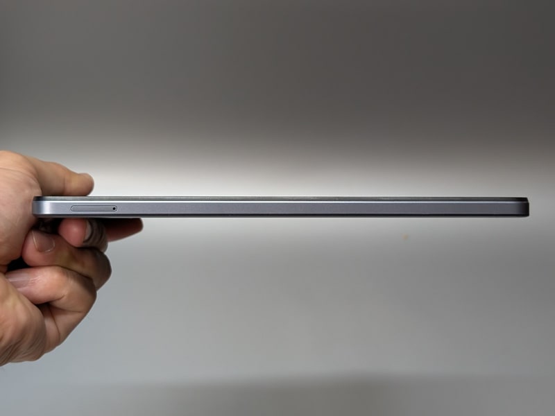 底面。カードトレイが配置されている