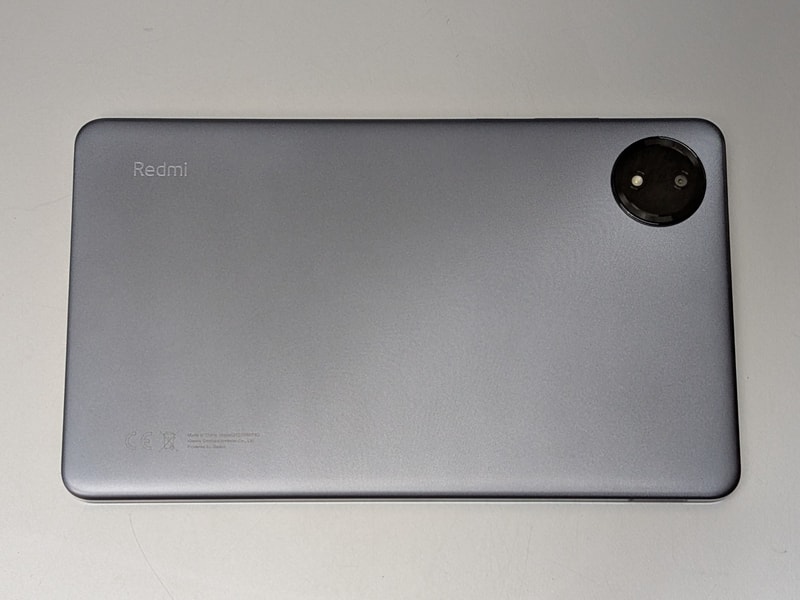 背面。ヘアライン加工が施されており安っぽくない