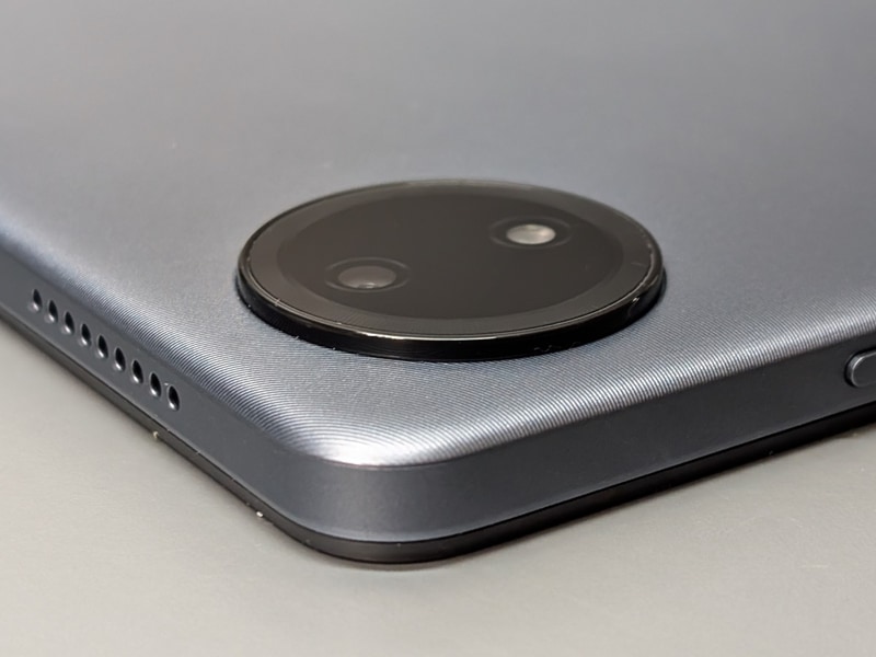 背面カメラはやや出っ張りがあるが、段差も緩やかでそれほど邪魔にはならない