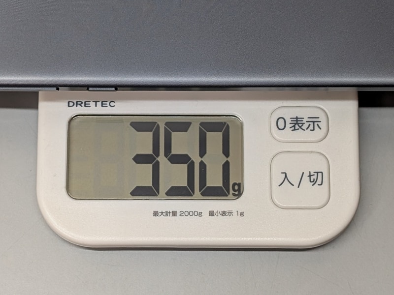 重量は公称373g、実測では350gと大幅なズレがある。8型クラスとしては重め