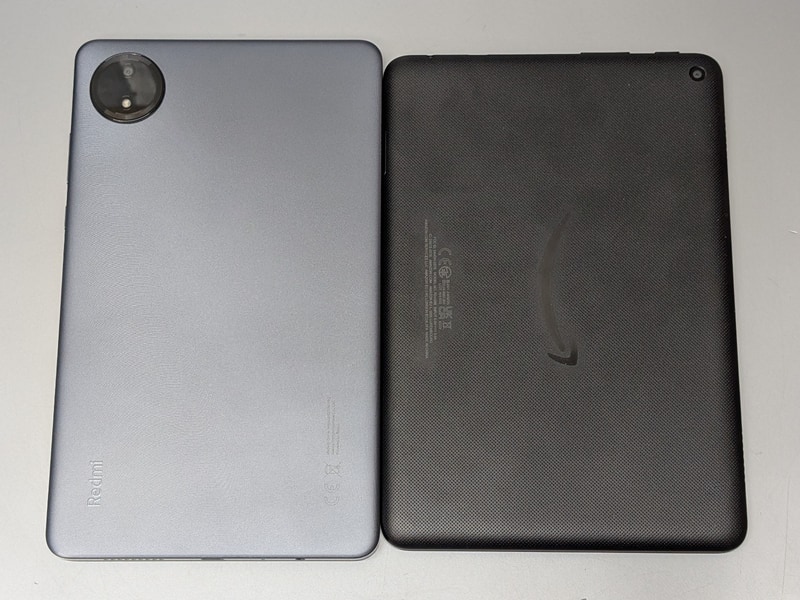 背面。樹脂製でややチープなFireに比べると本製品は実売1万円台のタブレットらしからぬ高級感がある