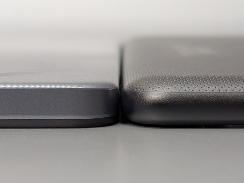 厚みの比較。本製品は決して薄いほうではないが、それでもFireに比べるとスリム