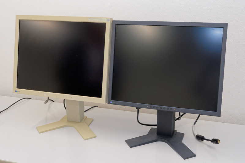冒頭の写真で載せていた新旧モニター。左はCCFL(冷陰極蛍光灯)を採用した2003年製のEIZO「L985EX」(使用時間2万4,434時間[約1,018日])で、右はLEDを採用した2023年製のEIZO「S2134」(同13時間)