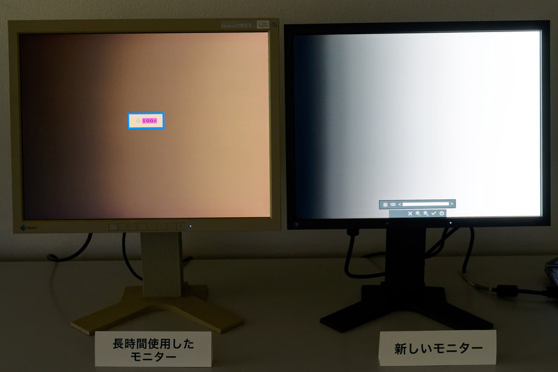 グレーのグラデーション画像を表示させた。2003年製はCCFLということもあり、明るさが大幅に低下し色味も変わっている