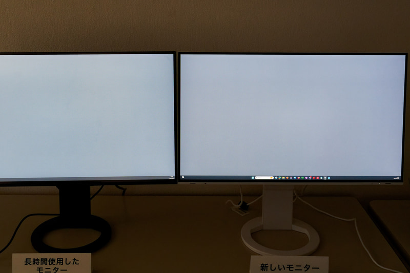 白画像を全体表示してみると、2万時間稼働したものは画面右上隅にシミのようなものが見える。経年変化による劣化はこのようにさりげなく起こりうるというわけだ<br>※<span class="fnt-75">開発試作機でのサンプル症状であり、すべての個体がこのように劣化するわけではない</span>