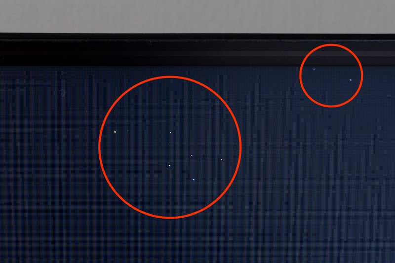 今度は黒画像を表示。2万時間稼働したものは輝点がいくつか発生していることも分かる