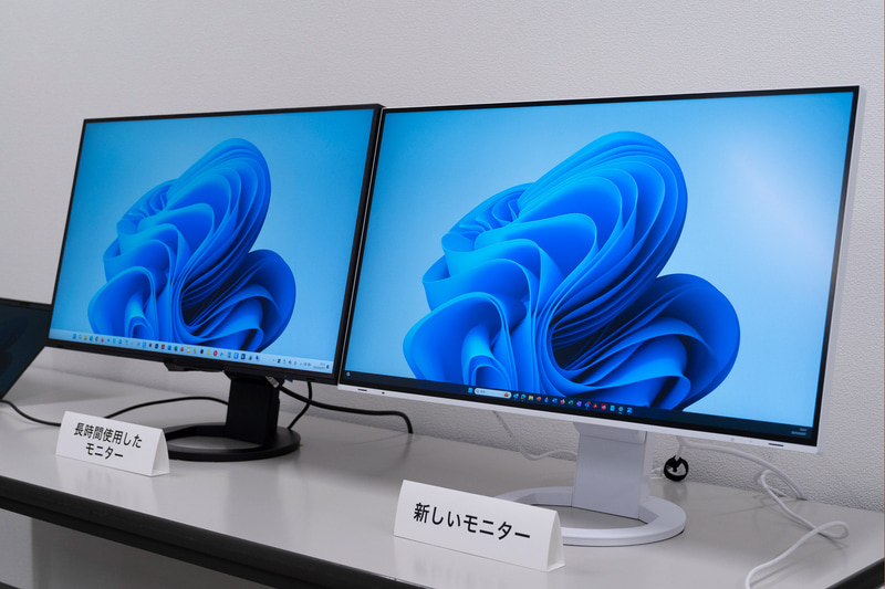 没入感の高いフレームレスモニターだが、構造上、特に下方向に傾けて設置していると、内部の液晶パネルが剥がれやすくなる可能性があることも頭に入れておきたい
