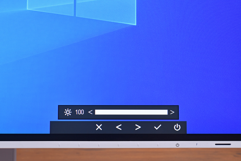 明るさを100%にすると大抵は眩しすぎる。見やすい明るさに抑えて使うのがおすすめ