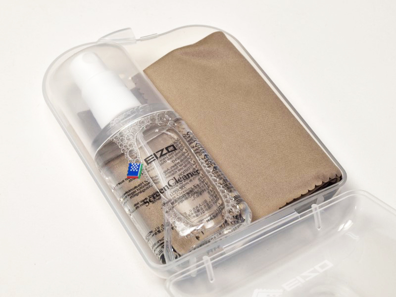 液晶モニターには必ず液晶対応のOAクリーナーを使用し、クロスに吹きかけて拭くこと。写真はEIZOが販売している「<a href="https://www.eizo.co.jp/products/ac/cleaning/index.html" class="n" target="_blank">ScreenCleaner</a>」。モニターメーカー自らが手掛けているとあって安心感は高い。拭き取り用の専用クロスも付属する