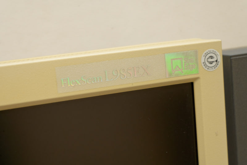 元のカラーはグレーだが、日差しが当たる場所での長期間の使用で、黄ばみが目立ってくる場合がある