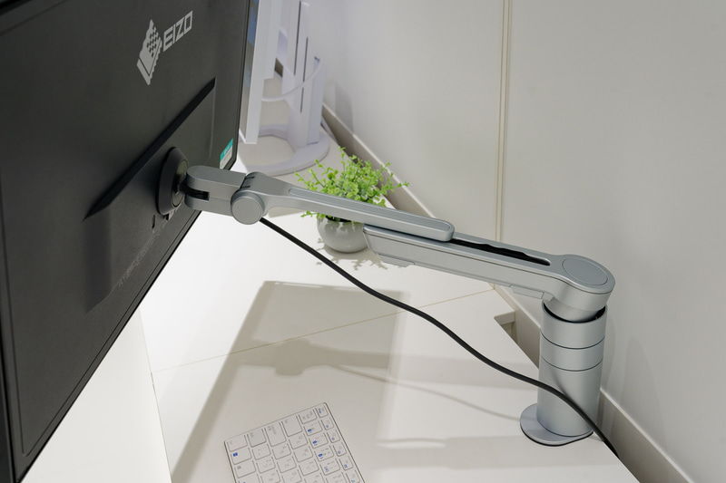 高さの調整幅が広いスタンドやアームを備えたモニターを選びたい