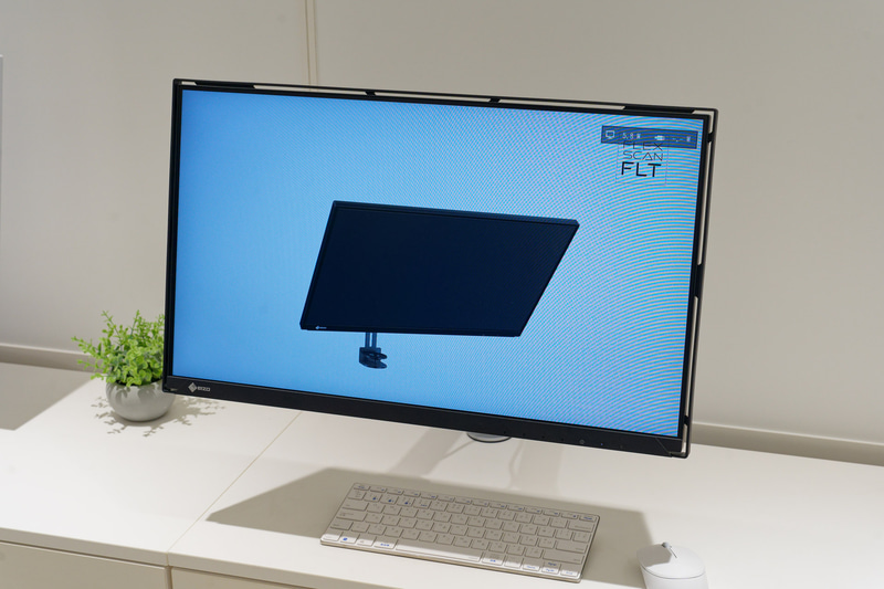 最新モニターの中にはLED電球1個分相当の電力で動作するものも。写真はわずか6Wで動作するEIZOのFlexScan FLT