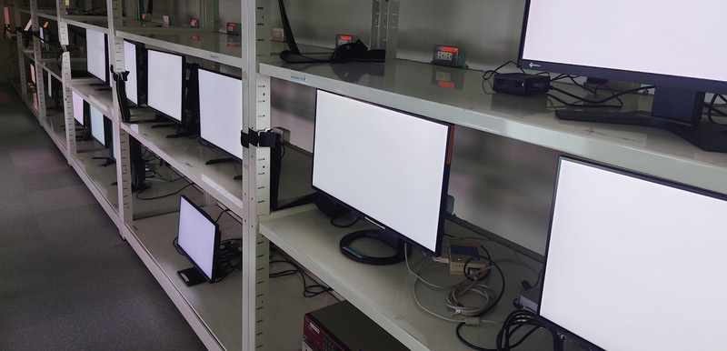 EIZO本社内にあるライフ試験の現場