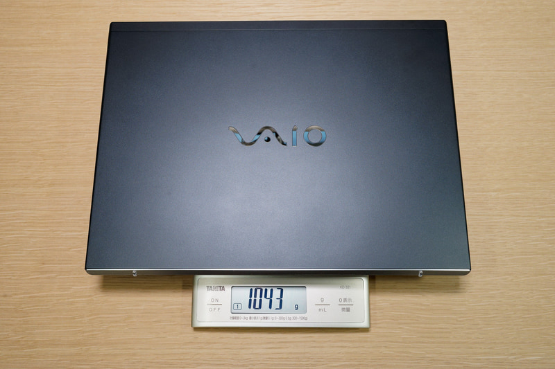 試用機の実測重量は1,043gだった