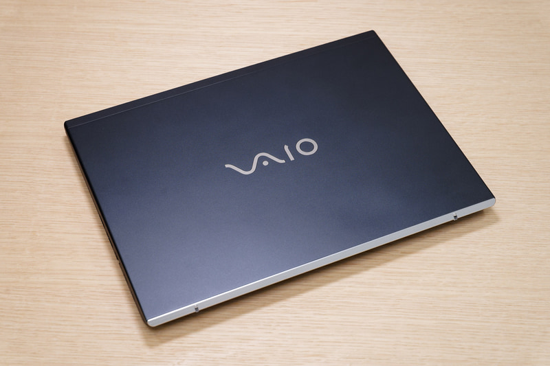 試用機のボディカラーはブラック。天板はシンプルなマット塗装、後端はシルバーのオーナメントで彩られている