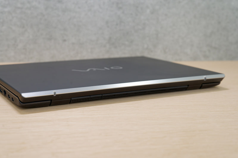 試用機のボディカラーはブラック。天板はシンプルなマット塗装、後端はシルバーのオーナメントで彩られている