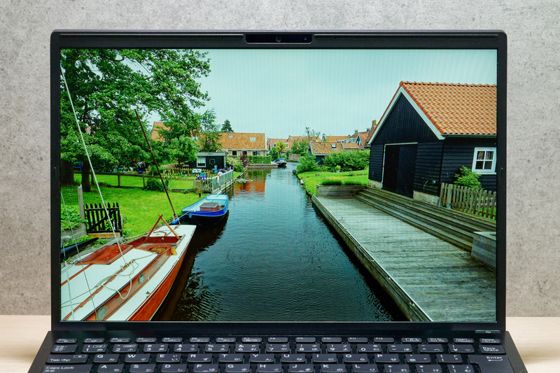 ディスプレイは1,920×1,200ドット