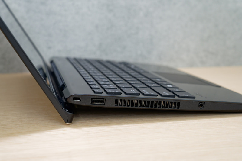 左側面にはUSB Type-Aとヘッドセット端子