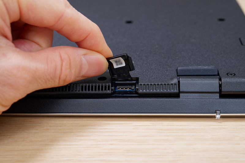 底面にNano SIMスロット