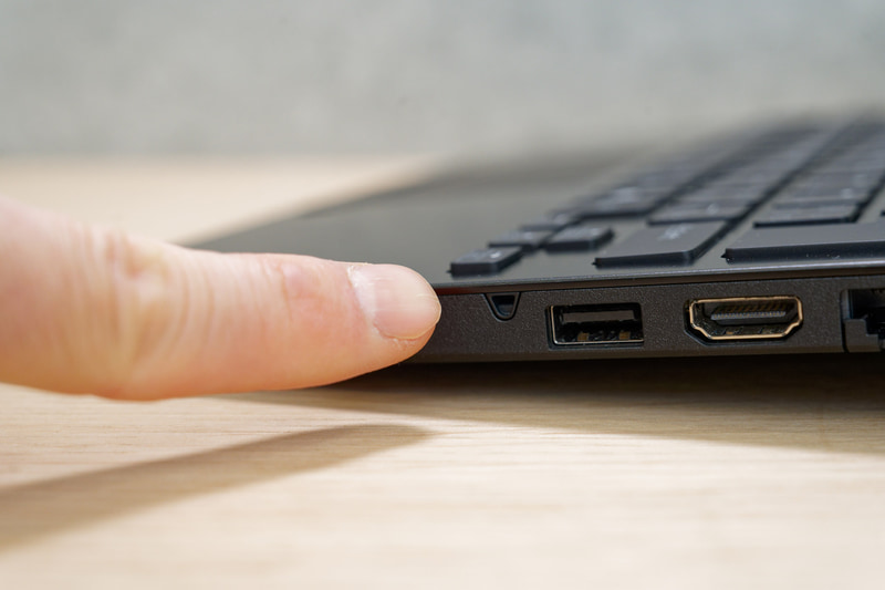 右側面にある3つ目のマイク。ほかの2つは通常配置であるWebカメラの左右にある