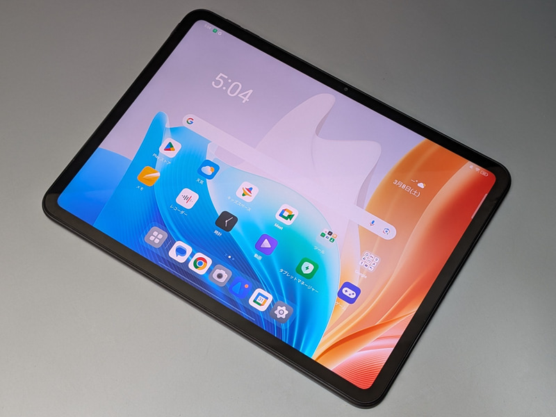 本体外観。前面カメラは長辺側にあるなど、横向きでの利用を前提としたデザイン