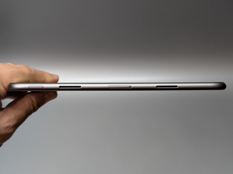 左側面。電源ボタン、スピーカー、カードトレイが配置される