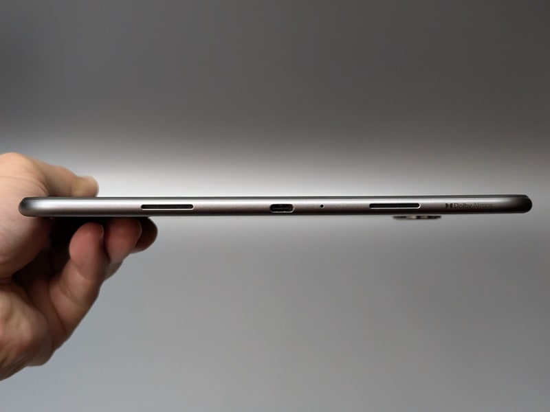 右側面。スピーカー、USB Type-Cポートが配置される