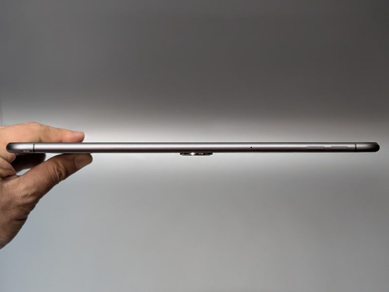 上面。音量ボタンがある。ちなみにこの反対側や底面にはボタンやポート類はない