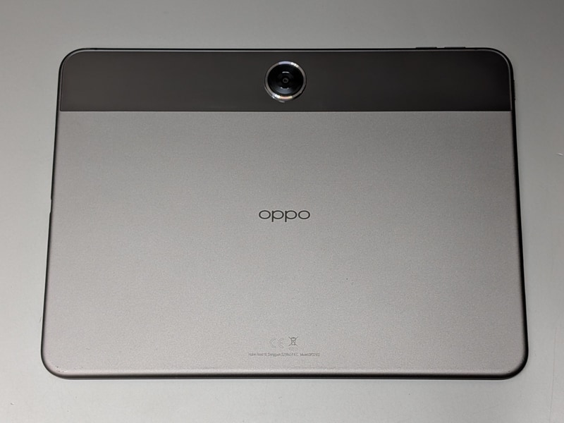 背面。上部中央にカメラを配置するレイアウトは上位モデル「OPPO Pad 2」と共通だ