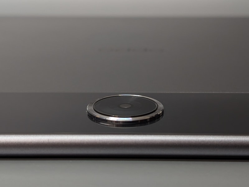 背面カメラはやや突起があるが段差は緩やかでそれほど邪魔に感じない