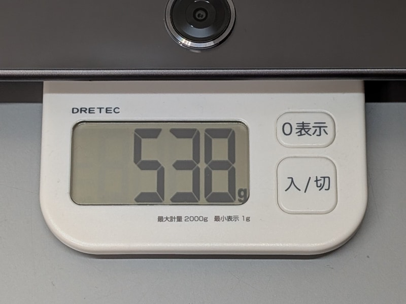 重量は538g。10型よりひとまわり大きい11.4型とはいえ、やや重めだ