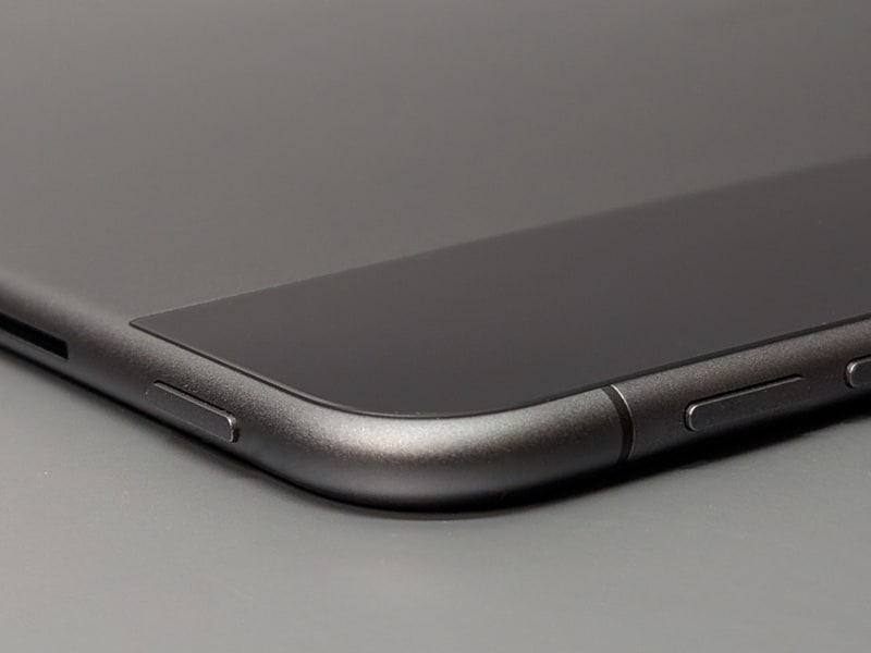 本製品は側面が丸みを帯びており、側面が垂直になった製品と比べると手から滑り落ちやすい。伏せた状態から持ち上げる場合も不利だ