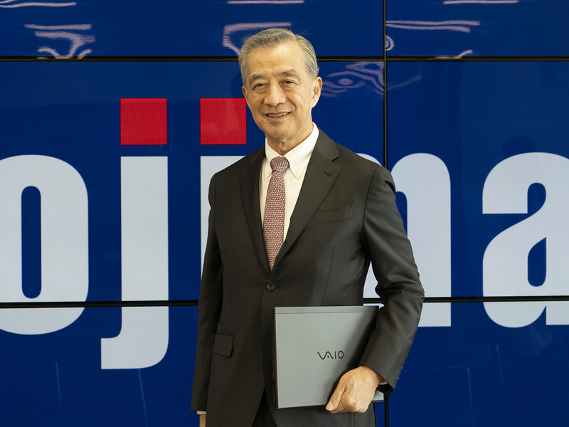 ノジマ 取締役兼代表執行役社長の野島廣司氏。手に持つのはVAIO SX14