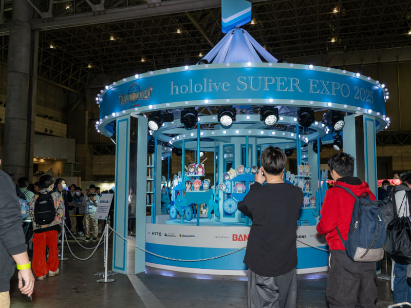 展示エリアの中心にはメリーゴーランド風のモニュメントが配された