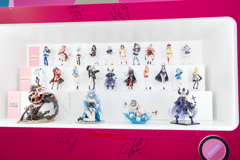 グッズ展示ではショーケースなどにタレント本人の書き込みが見られる趣向