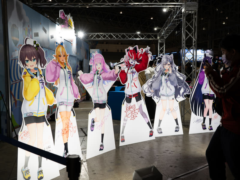 スタンディPOPにもメッセージやサインが書かれている