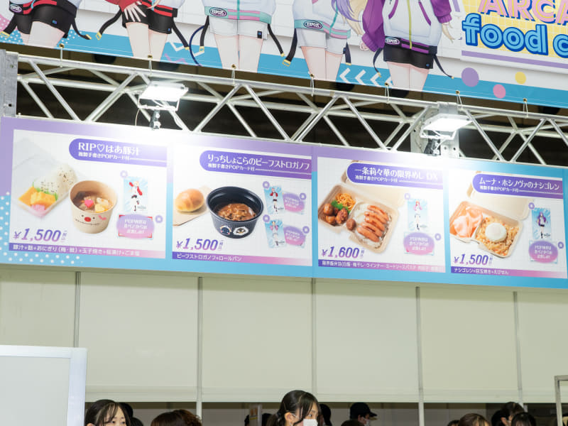 フードコートでタレントモチーフのメニューを頼むとメッセージ付きカードがもらえた