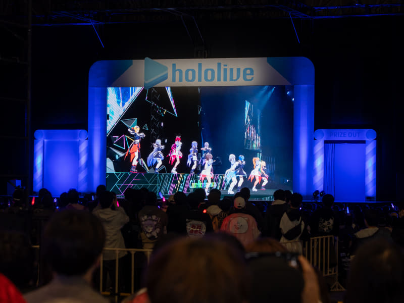 フェスの様子が流れるタイミングでは満席に。立ち見の来場者も多かった