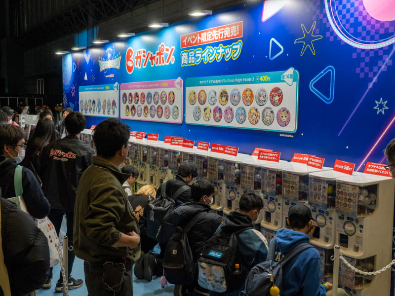 先行販売のガシャポンは一時列形成を制限する盛況だった
