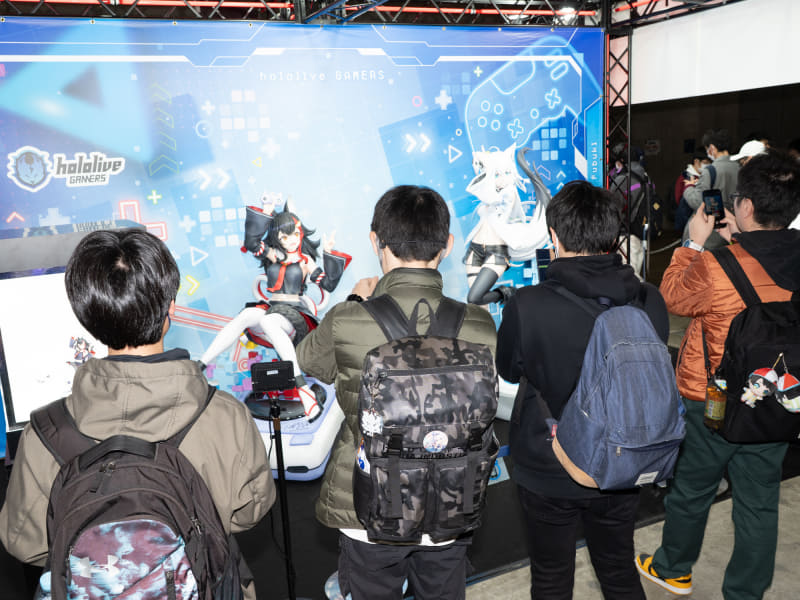 6月発売予定の1/7スケールフィギュアと同じポーズの等身大フィギュアを展示した