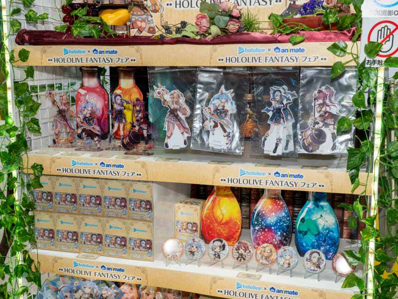 アクリルスタンドや缶バッジなどの定番アイテムを展示した