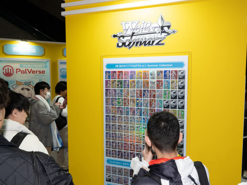 ヴァイスシュヴァルツのホロライブコラボカードを展示