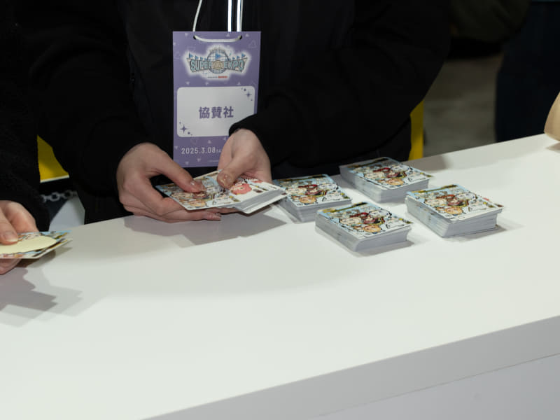 会場限定のカードとステッカーを配布していた
