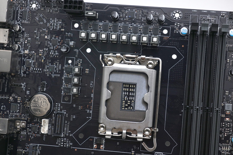 合計11フェーズの電源。各ステージはいわゆるDriverMOSFETのTDA21590が使われている